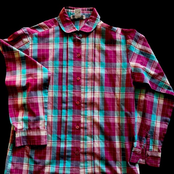 80s purple/teal plaid button up with round collar.
Bust: up to 38’
By: Messages - Picture 1 of 2